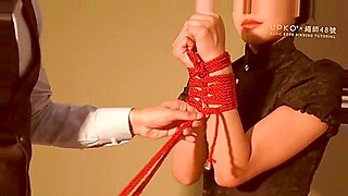 Bellezze asiatiche legate in bondage shibari esplorano la legatura a doppia colonna