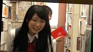 Nerds japoneses ven a una peluda chica asiática recibir un creampie en sexo grupal.