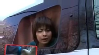 Una pareja asiática continúa una aventura anal en una furgoneta pública.